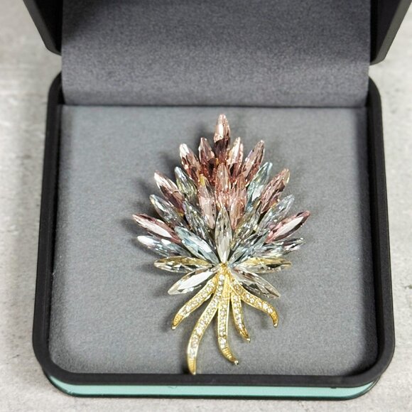 Rhinestone Flower Brooch, Pink crystal brooch, Hat brooch pin, silver jewelry - Picture 3 of 8